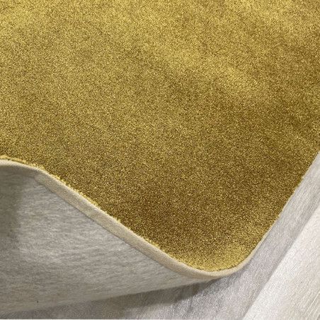 Light carpet with a soft and smooth short pile at alfombrasimperio1979.com