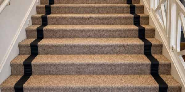 Instalación de moqueta en escalera