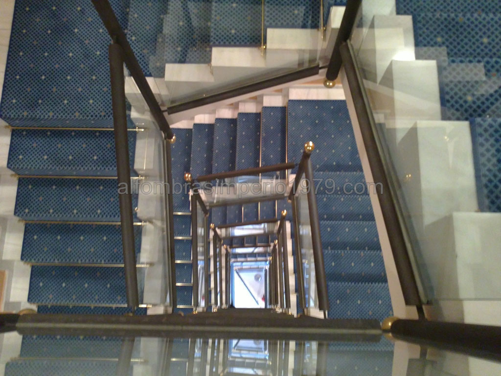 Instalacion alfombra escalera hotel